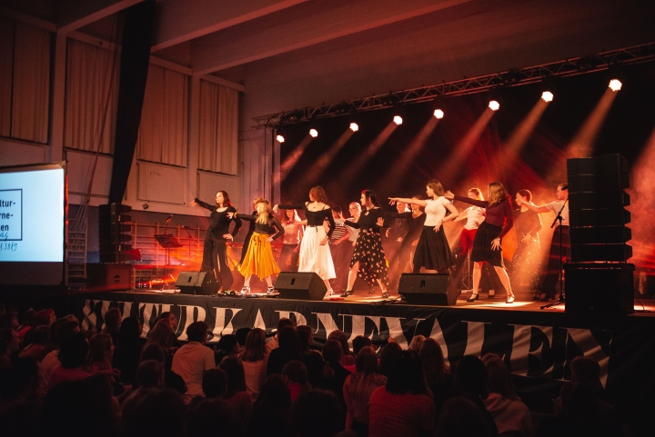 Flamenco danslabbet uppträder på scen på Kulturkarnevalen 2019